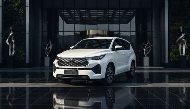 Innova Zenix G Hybrid rental mobil Makassar